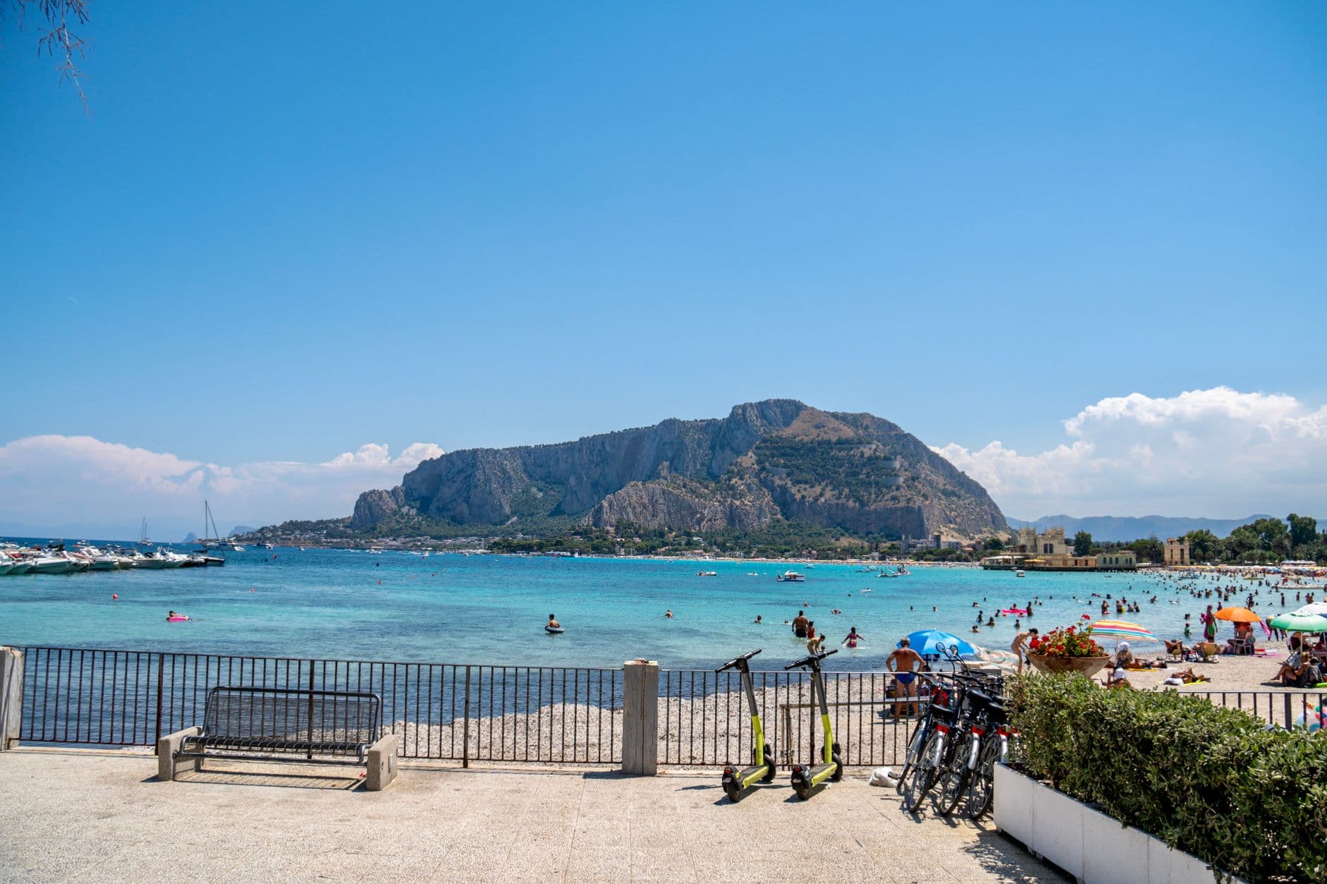La plage de sable blanc de San Vito Lo Capo et ses eaux turquoise au pied du Monte Monaco